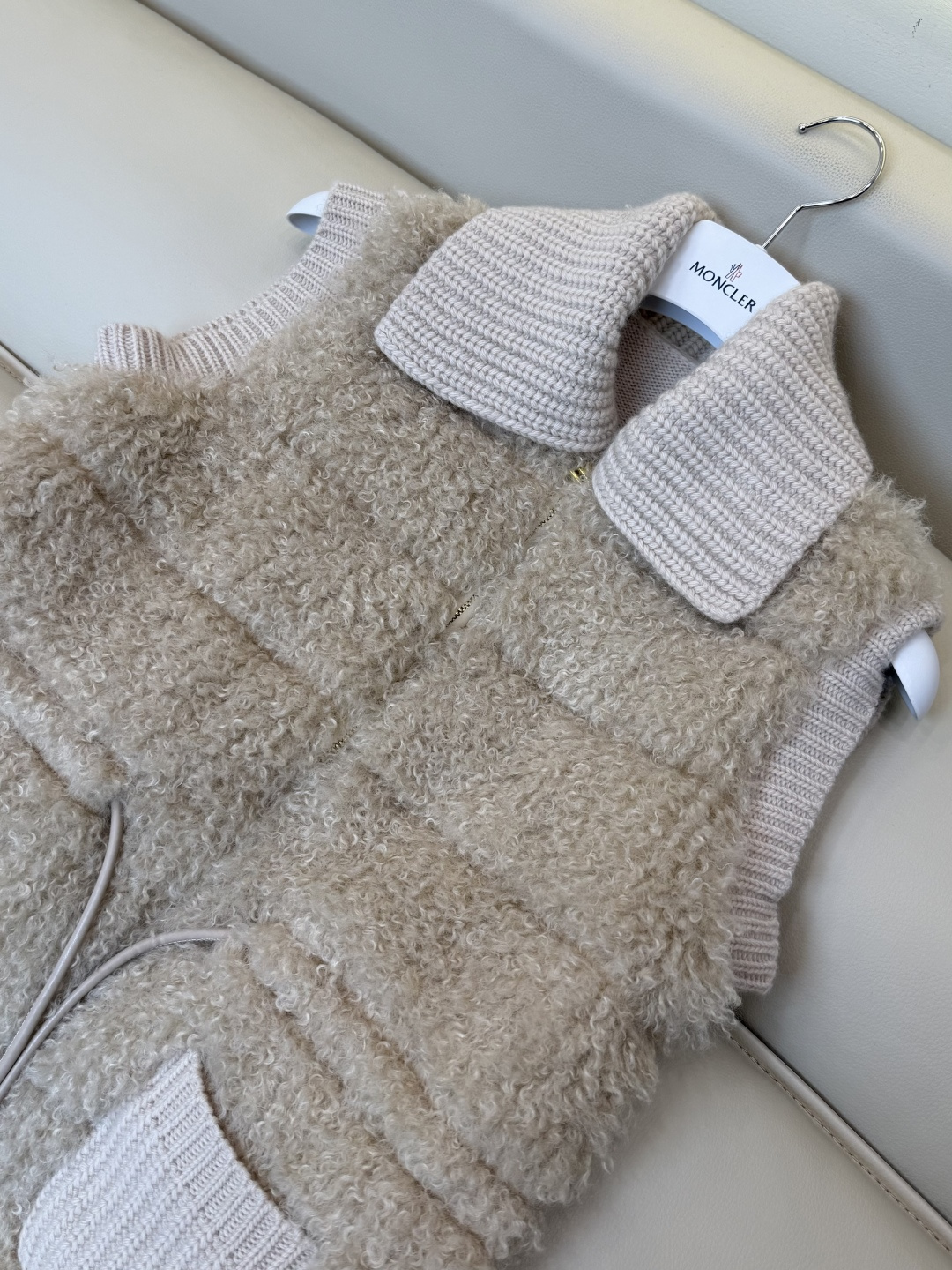 #新款羽绒服🌾 Moncler 90% 羊毛 10% 羊绒 内里90% 白鹅绒 抽绳设计羽绒马甲 黑色 杏色  SML码
