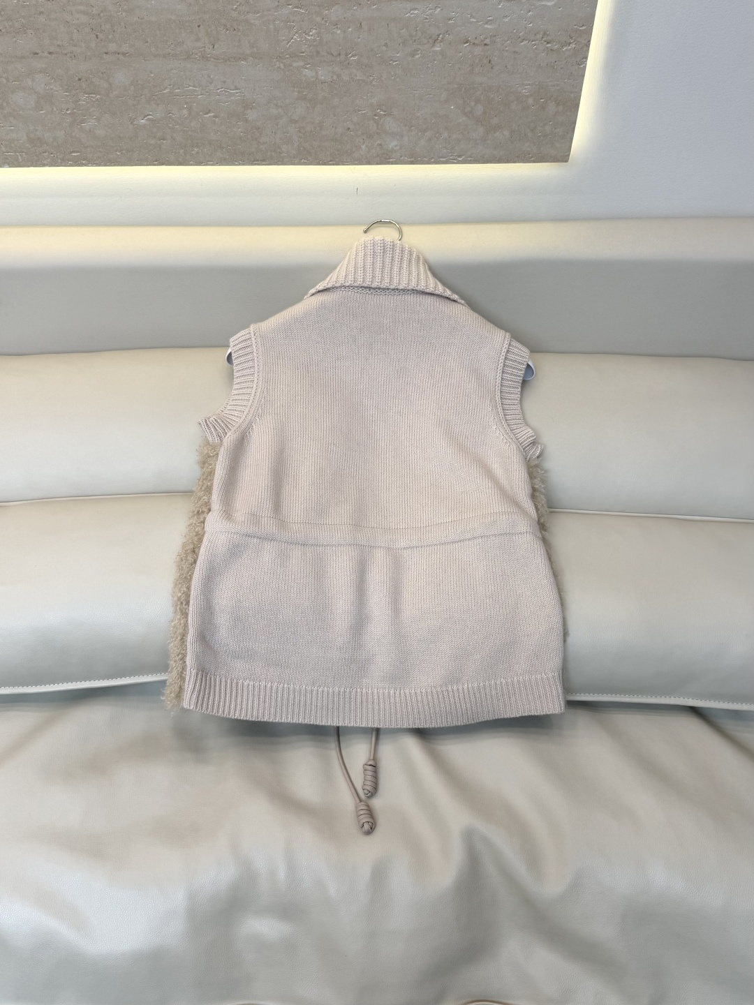 #新款羽绒服🌾 Moncler 90% 羊毛 10% 羊绒 内里90% 白鹅绒 抽绳设计羽绒马甲 黑色 杏色  SML码