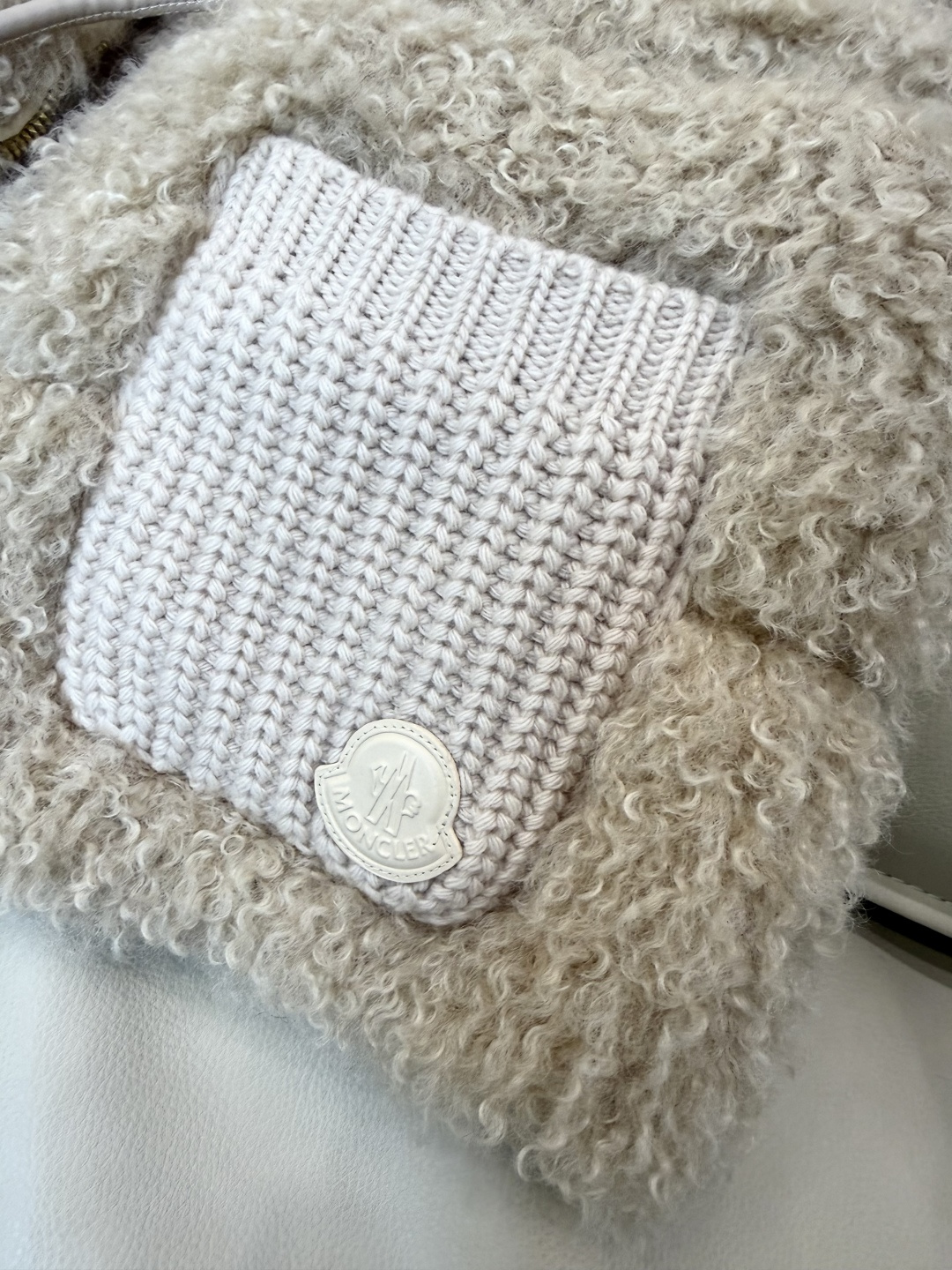 #新款羽绒服🌾 Moncler 90% 羊毛 10% 羊绒 内里90% 白鹅绒 抽绳设计羽绒马甲 黑色 杏色  SML码