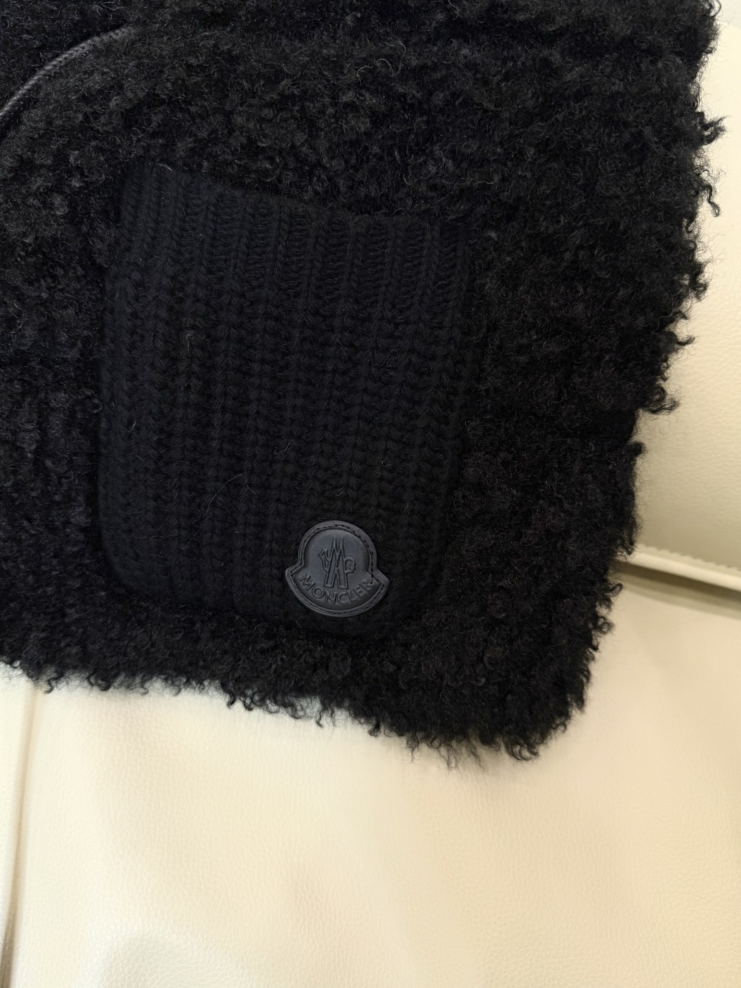 #新款羽绒服🌾 Moncler 90% 羊毛 10% 羊绒 内里90% 白鹅绒 抽绳设计羽绒马甲 黑色 杏色  SML码