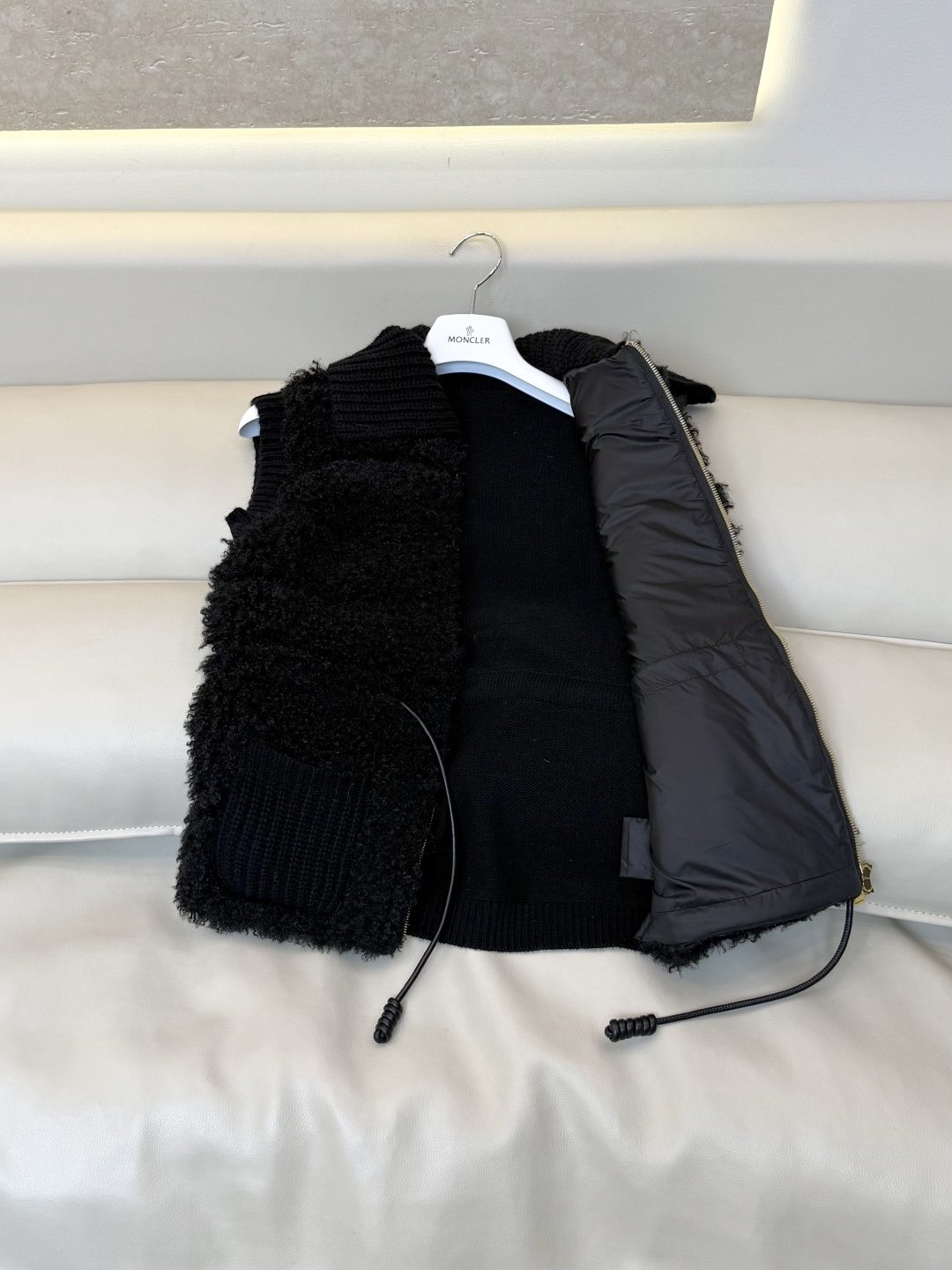 #新款羽绒服🌾 Moncler 90% 羊毛 10% 羊绒 内里90% 白鹅绒 抽绳设计羽绒马甲 黑色 杏色  SML码