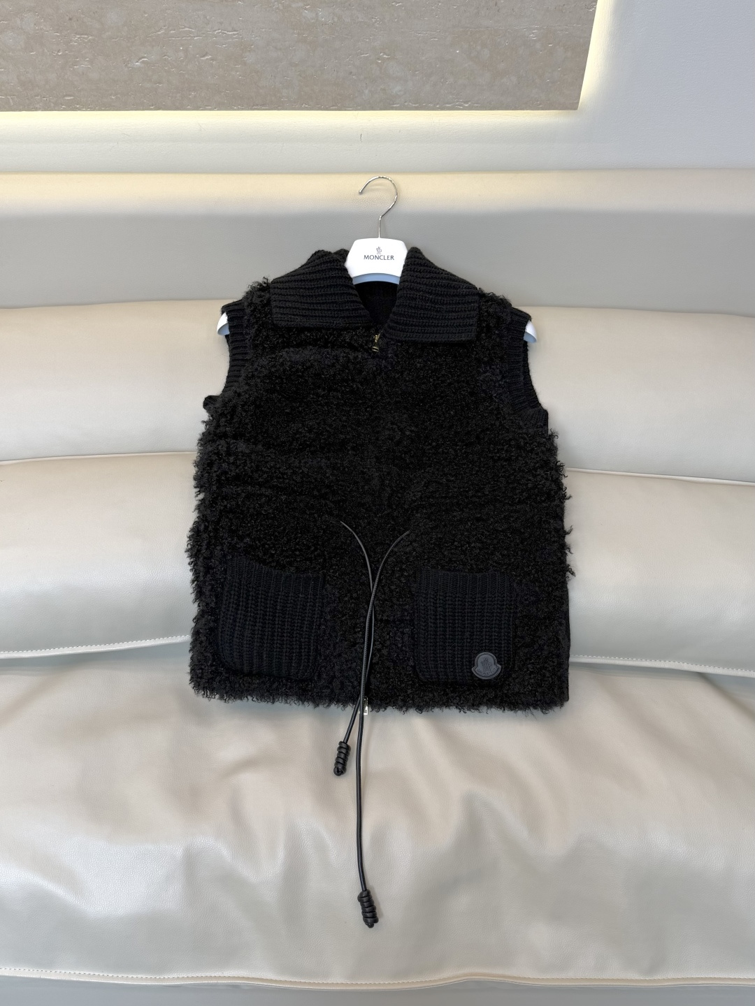 #新款羽绒服🌾 Moncler 90% 羊毛 10% 羊绒 内里90% 白鹅绒 抽绳设计羽绒马甲 黑色 杏色  SML码