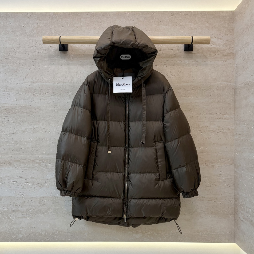 AH762#新款羽绒服🌾 Max mara 拉链带帽 90% 白鹅绒 羽绒服 黑色 咖色 红色 38-44 AH762#新款羽绒服🌾 Max mara 拉链带帽 90% 白鹅绒 羽绒服 黑色 咖色 红色 38-44