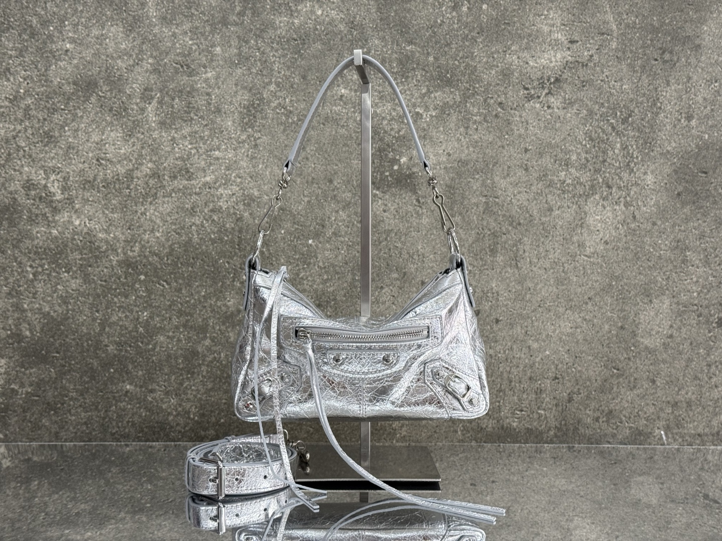𝗕𝗔𝗟𝗘𝗡𝗖𝗜𝗔𝗚𝗔*𝗟𝗘 𝗖𝗜𝗧𝗬 𝗠𝗼𝘁𝗼
The Le City Moto handbag debuts in the Balenciaga Winter 25 series advertising campaign, shot by fashion photographer Juergen Teller