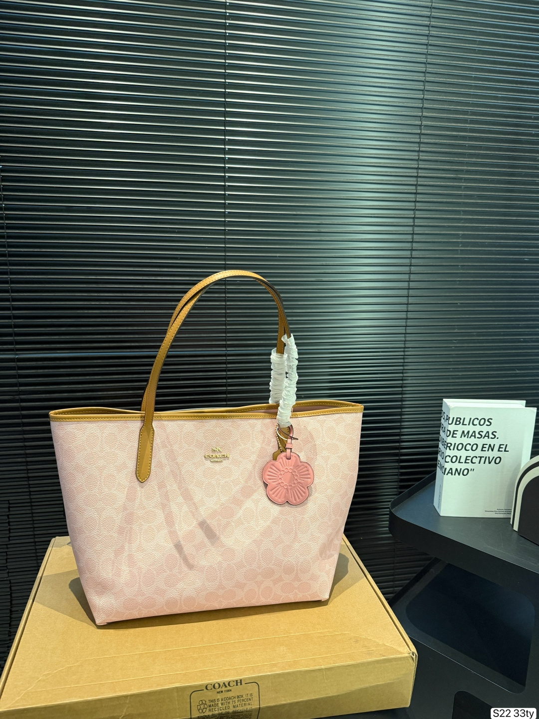 P240 With Box Coach Shopping Bag | The Super Popular Tote Bag Is Very Popular For Daily Commuting And Will Become More And More Liked The More You Use It. It Is Worth Buying. Size: 31 27 Item No. 33