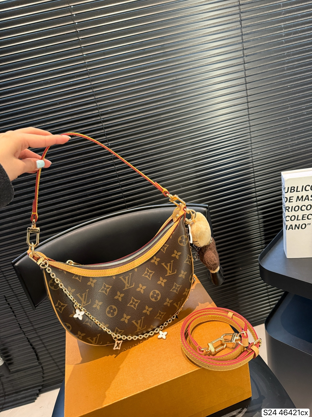 P255 Lv Loop Moon Bag With Box | Lv Loop Moon Bag, Classic Monogram Presbyopic Canvas + Vegetable Tanned Leather Shoulder Strap, Metal Chain Embellishment, Retro And Fashionable. The Crescent Shape Is Perfect For Daily Commuting And Going Out On The Street The Shoulder Strap Is Adjustable And Can Be Worn Under The Armpit, On One Shoulder Or Across The Body, Making It Versatile And Versatile. The Zipper Closure Is Safer, And The Internal Space Can Hold Mobile Phones, Wallets, Keys And Other Daily Small Items, Which Is Practical And Good | Look, It Is One Of Lv’s Most Popular Models | Size 26 14 Item No. 46421
