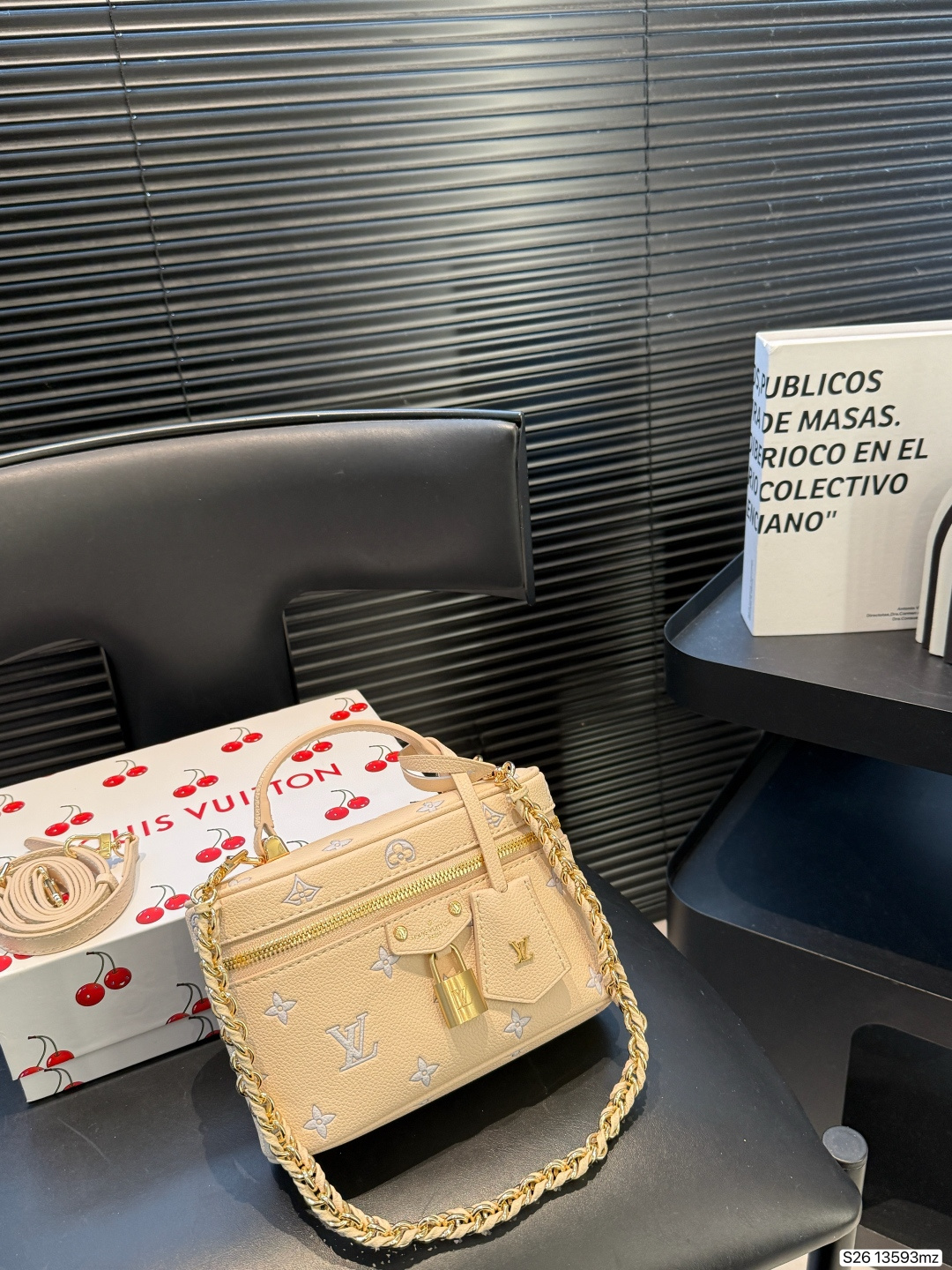 P270 With Folding Box Lv Cosmetic Bag | Lv's New Season Vanity Cosmetic Box, This Color Is Really Beautiful, Seasonal Limited Color, Very Versatile | Size 19 12 Item No. 13593