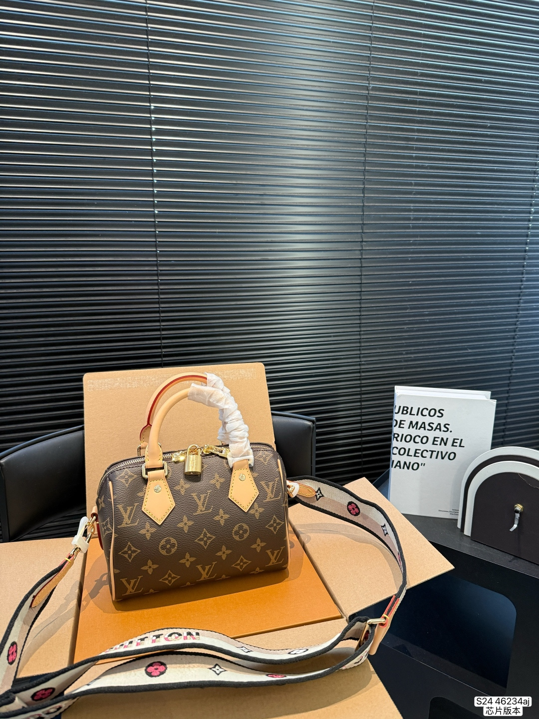 P255 With Airplane Case Folding Box Chip Version | Lv Speedy Pillow Bag The Popular Airport Bag That Is Popular All Over The World Motorcycle Goddess Bag The Same Style As The Stars Noble And Energetic Brand Design Style Delicate But Not Rough. Use Perfect Matching Skills To Bring Out Your Unique Personality And Show Your Free And Easy Style Size 20 14 Item No. 46234