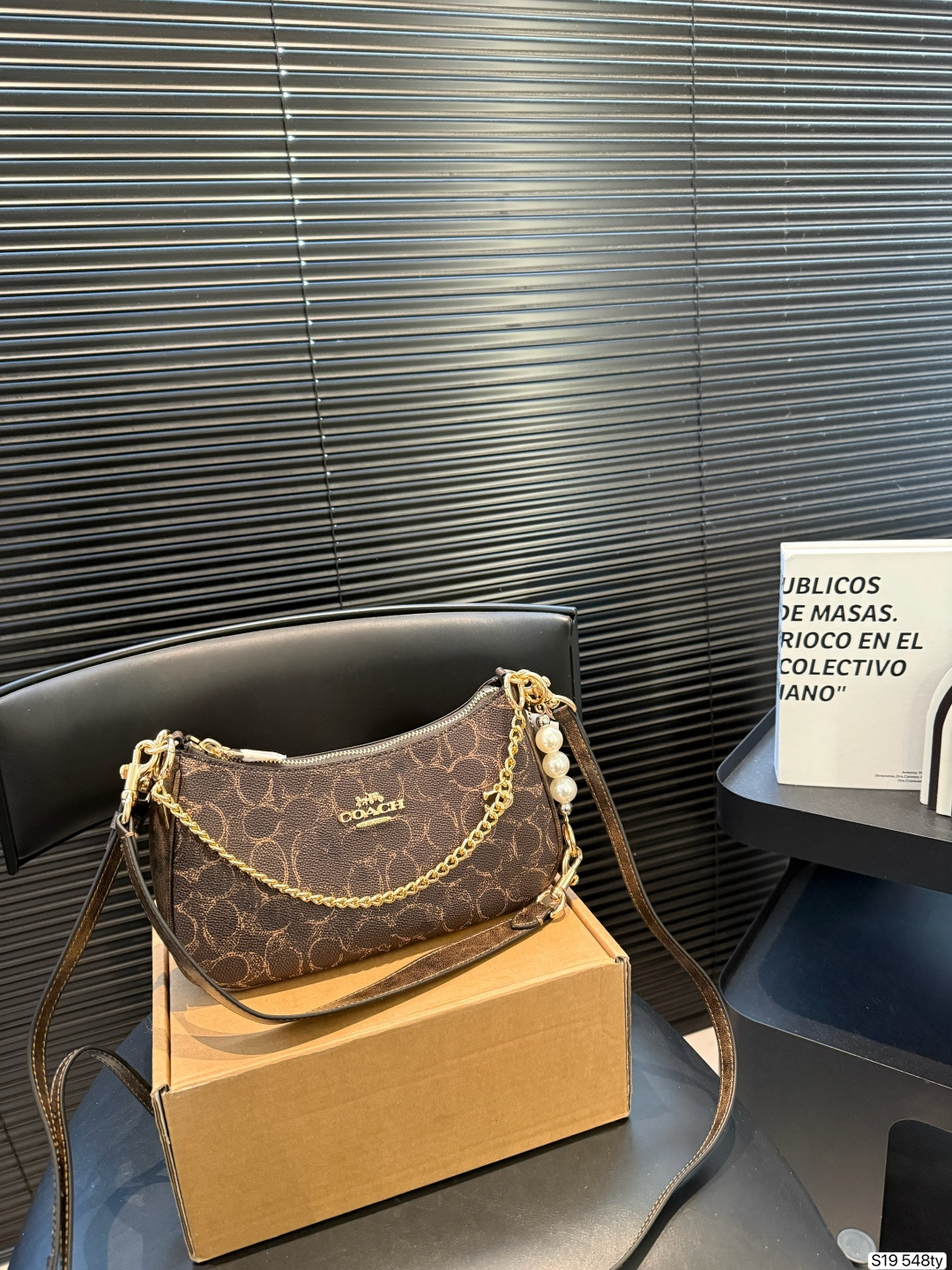 P218 Coach Underarms Are Suitable For Daily Commuting And Casual Outings. The Shoulder Strap Is Adjustable, Allowing You To Switch Between Hand-held, One-shoulder And Cross-body Carry, Making It Lightweight And Practical. The Internal Space Is Reasonable And Can Accommodate Mobile Phones, Wallets, And Cosmetics To Meet Daily Needs. The Teri Series Is A Popular Model From Coach. It Is Fashionable And Versatile And Can Be Easily Matched With Various Styles. It Is A Must-have When Going Out On The Street � | Size 24 13 Item No. 548