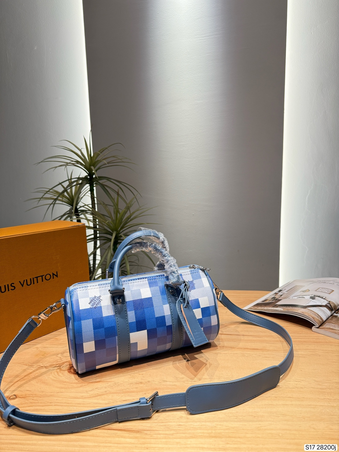 P203 Lv Blue Checkerboard Pillow | Lv Blue Checkerboard Handbag, Made Of Classic Monogram Canvas + Blue Leather Trim, Fresh And Recognizable. The Cylindrical Bag Is Equipped With A Detachable Shoulder Strap And Can Be Carried Cross-body. It Is Versatile For Daily Commuting Or Casual Outings. The Checkerboard Pattern Is Super Modern, Perfect For Pairing With Light-colored Clothing In Spring And Summer Medium Size, Practical And Fashionable, Lv Seasonal Limited Edition, Full Of Collection Value | Size 25 14 Item No. 28200