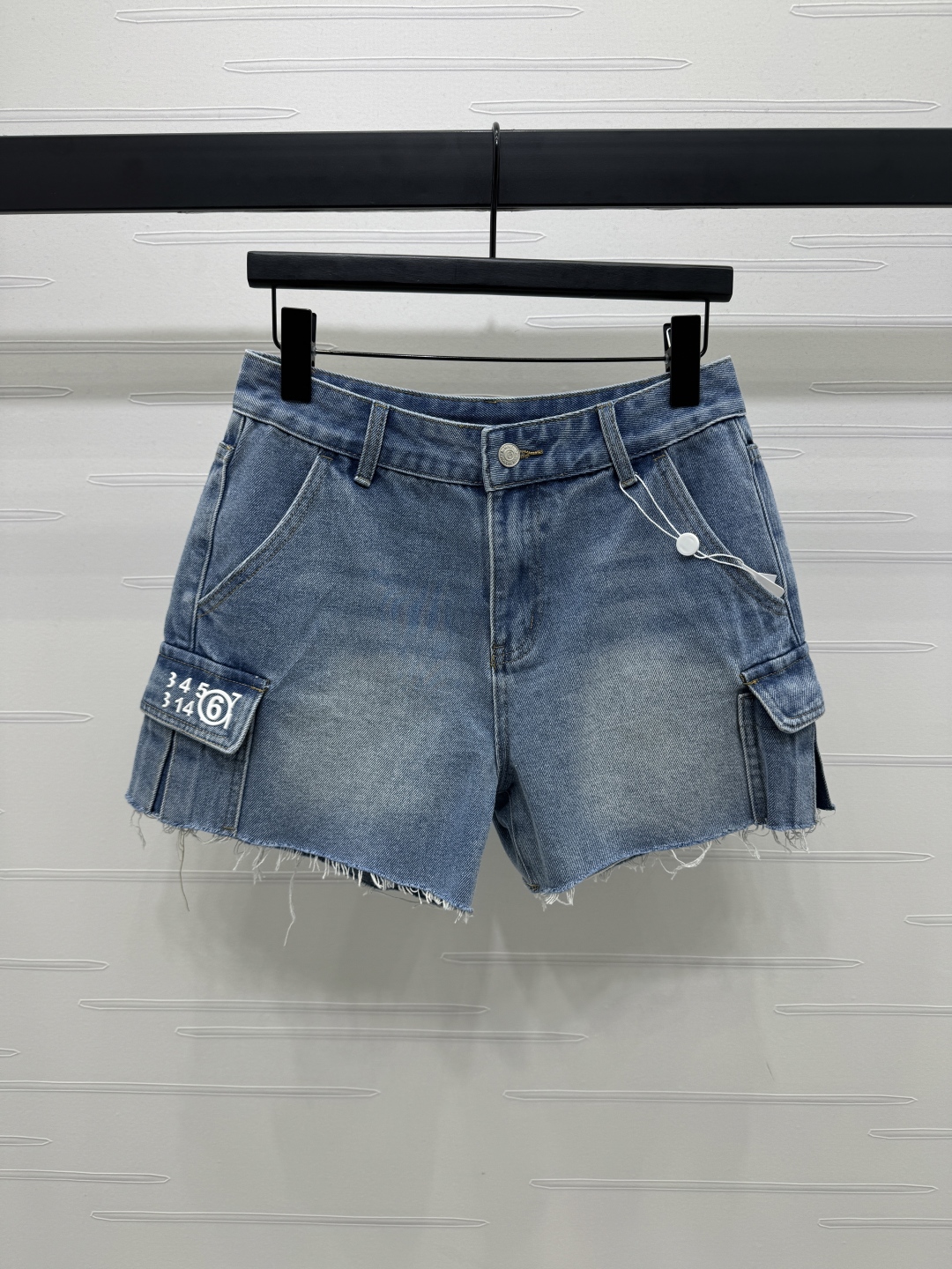 High Quality Women’s Clothes: MM6 Spring/Summer 2025 Collection – Cowboy Shorts, Stylish and Superior Quality! - 图片 1