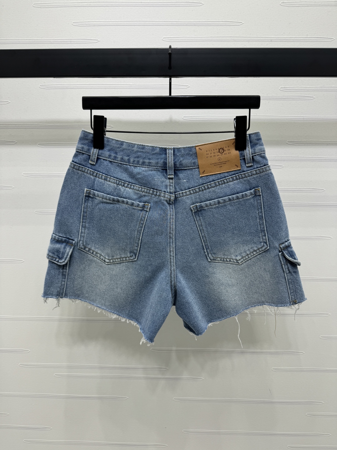 High Quality Women’s Clothes: MM6 Spring/Summer 2025 Collection – Cowboy Shorts, Stylish and Superior Quality! - 图片 7