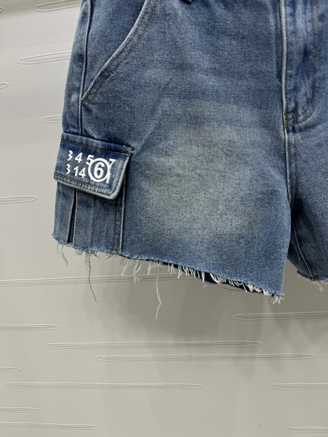 High Quality Women’s Clothes: MM6 Spring/Summer 2025 Collection – Cowboy Shorts, Stylish and Superior Quality! - 图片 5