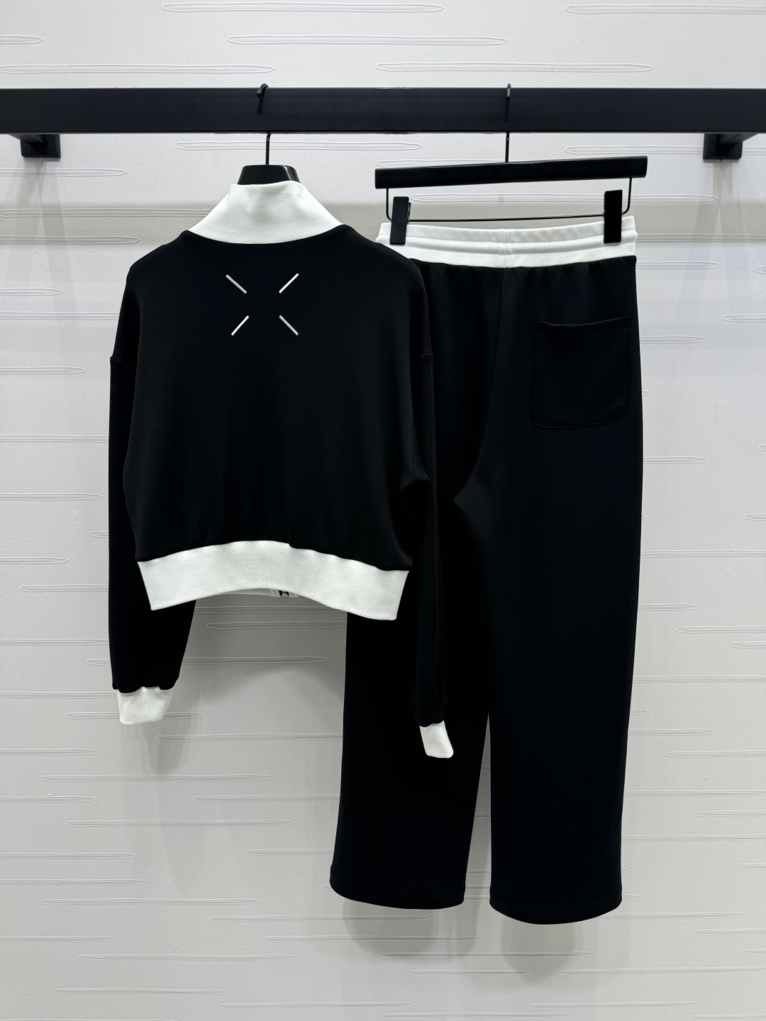 2025 MM6 High Quality Women’s Clothes: Logo Coat & Snack Suit Collection - 图片 2
