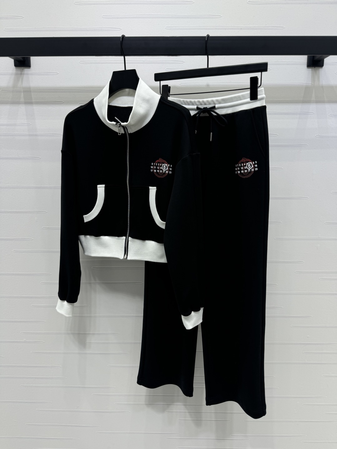 2025 MM6 High Quality Women’s Clothes: Logo Coat & Snack Suit Collection - 图片 1