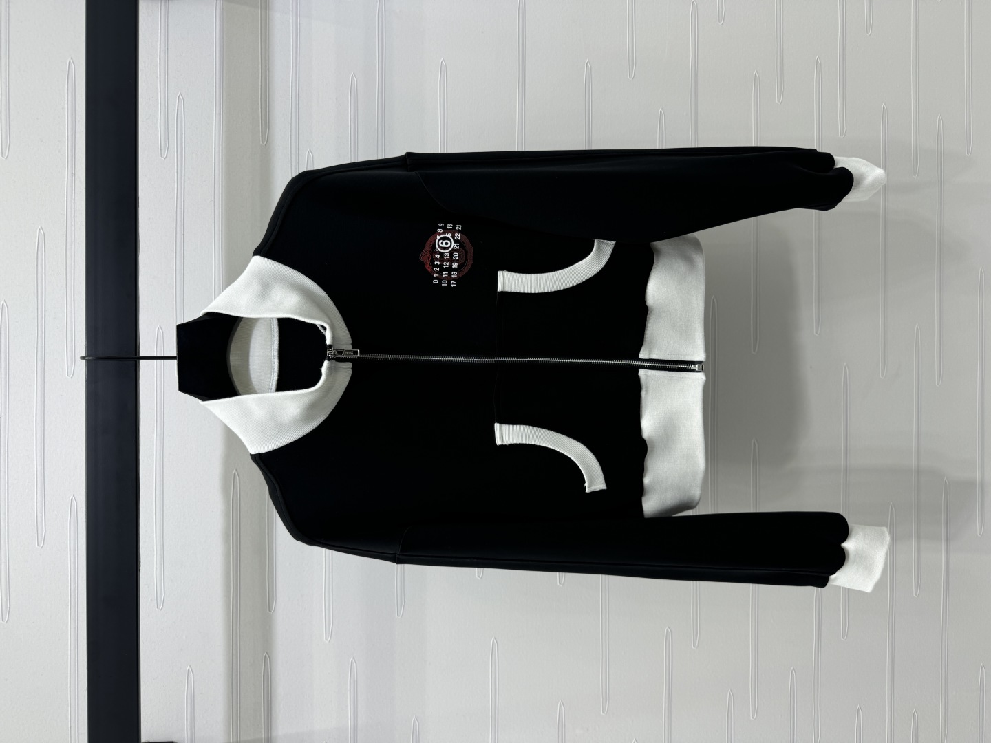 2025 MM6 High Quality Women’s Clothes: Logo Coat & Snack Suit Collection - 图片 3
