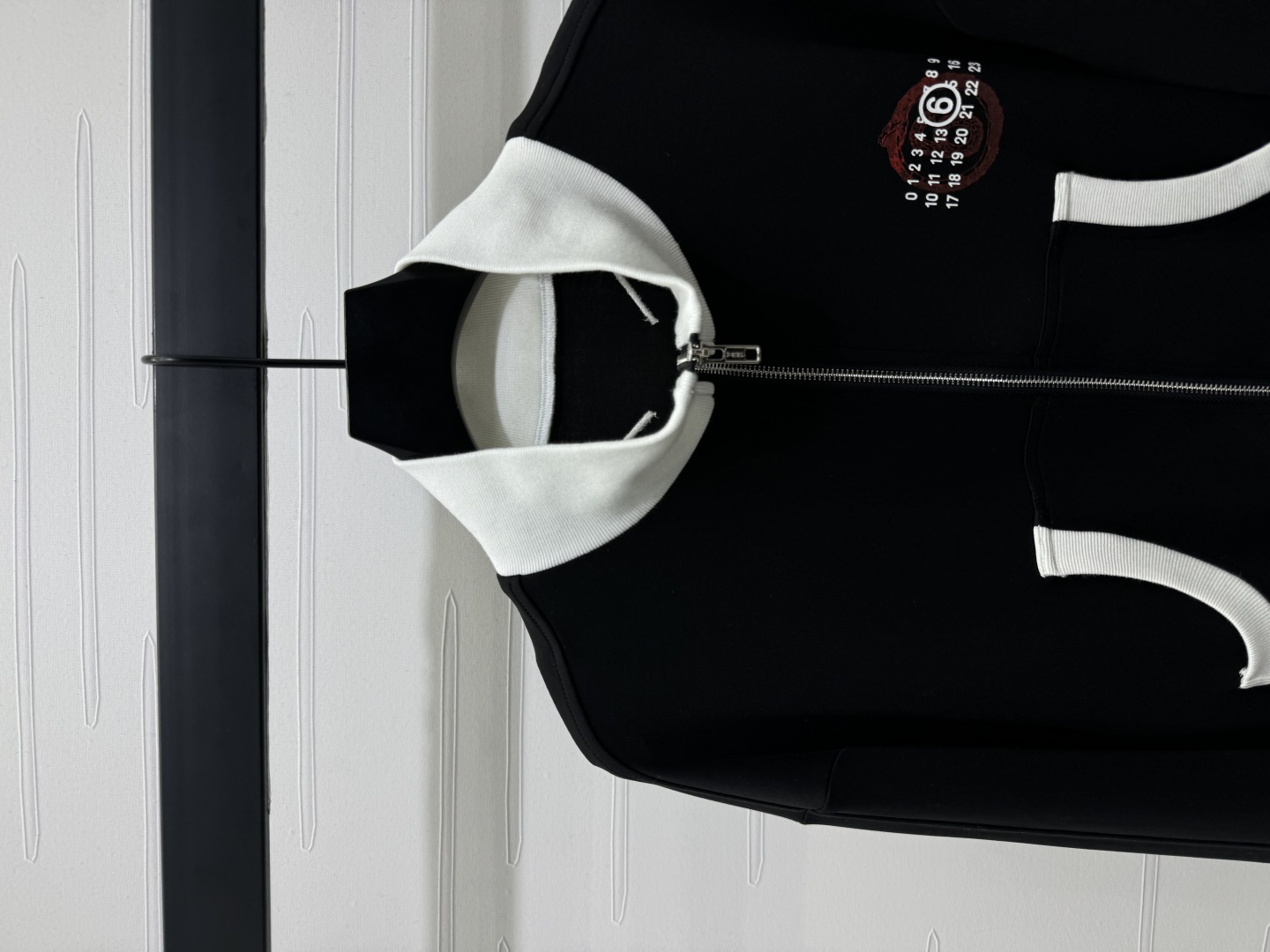 2025 MM6 High Quality Women’s Clothes: Logo Coat & Snack Suit Collection - 图片 5