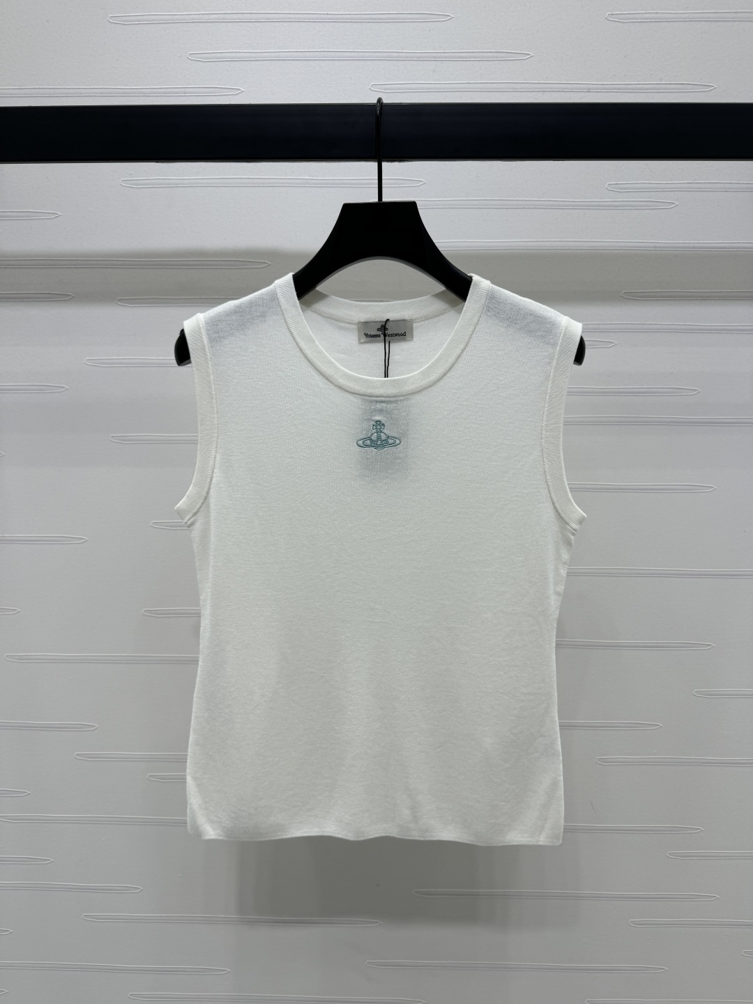 “High-End Women’s Suit: Viviane Westwood’s Spring/Summer 2025 Collection” - 图片 2