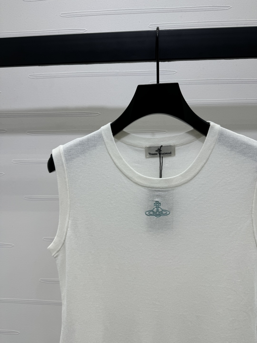 “High-End Women’s Suit: Viviane Westwood’s Spring/Summer 2025 Collection” - 图片 4