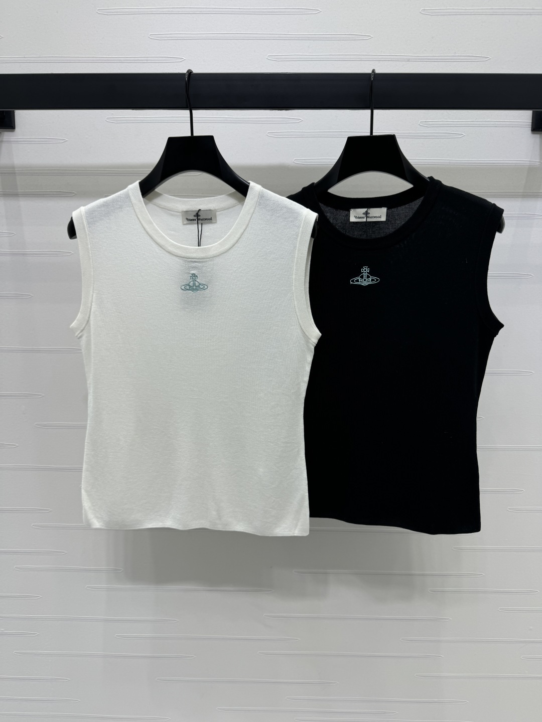 “High-End Women’s Suit: Viviane Westwood’s Spring/Summer 2025 Collection” - 图片 1