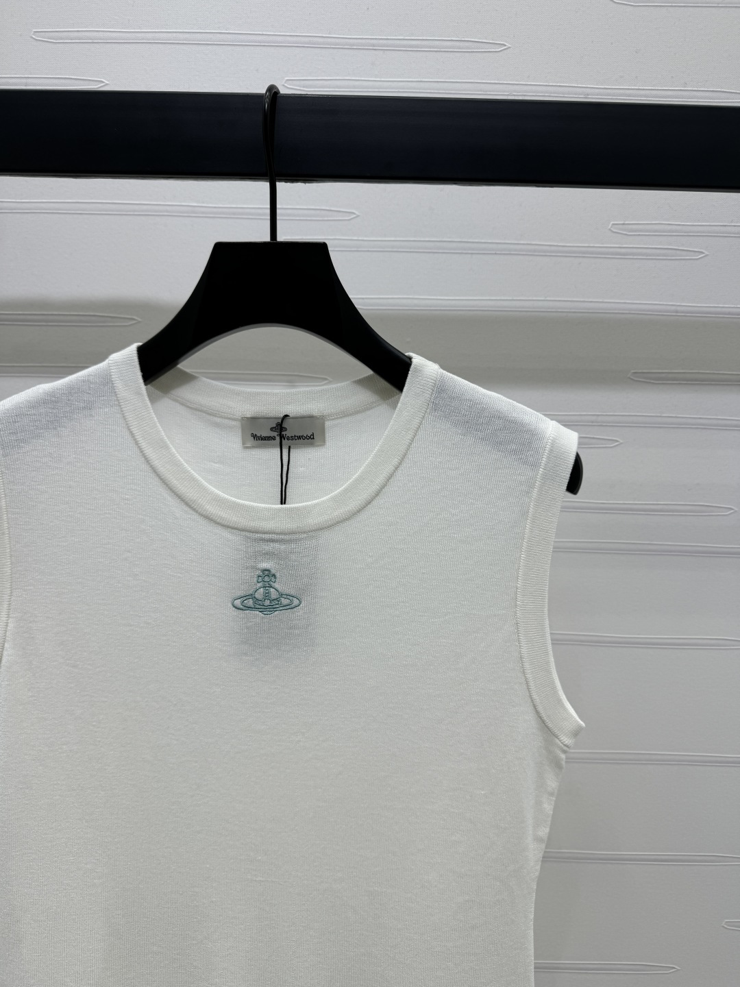 “High-End Women’s Suit: Viviane Westwood’s Spring/Summer 2025 Collection” - 图片 3