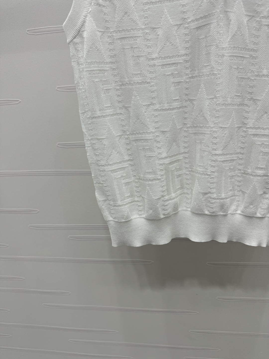 High Quality Women’s Clothes Featuring Ice-Coated Fabric and V-String Vest Twirling - 图片 5