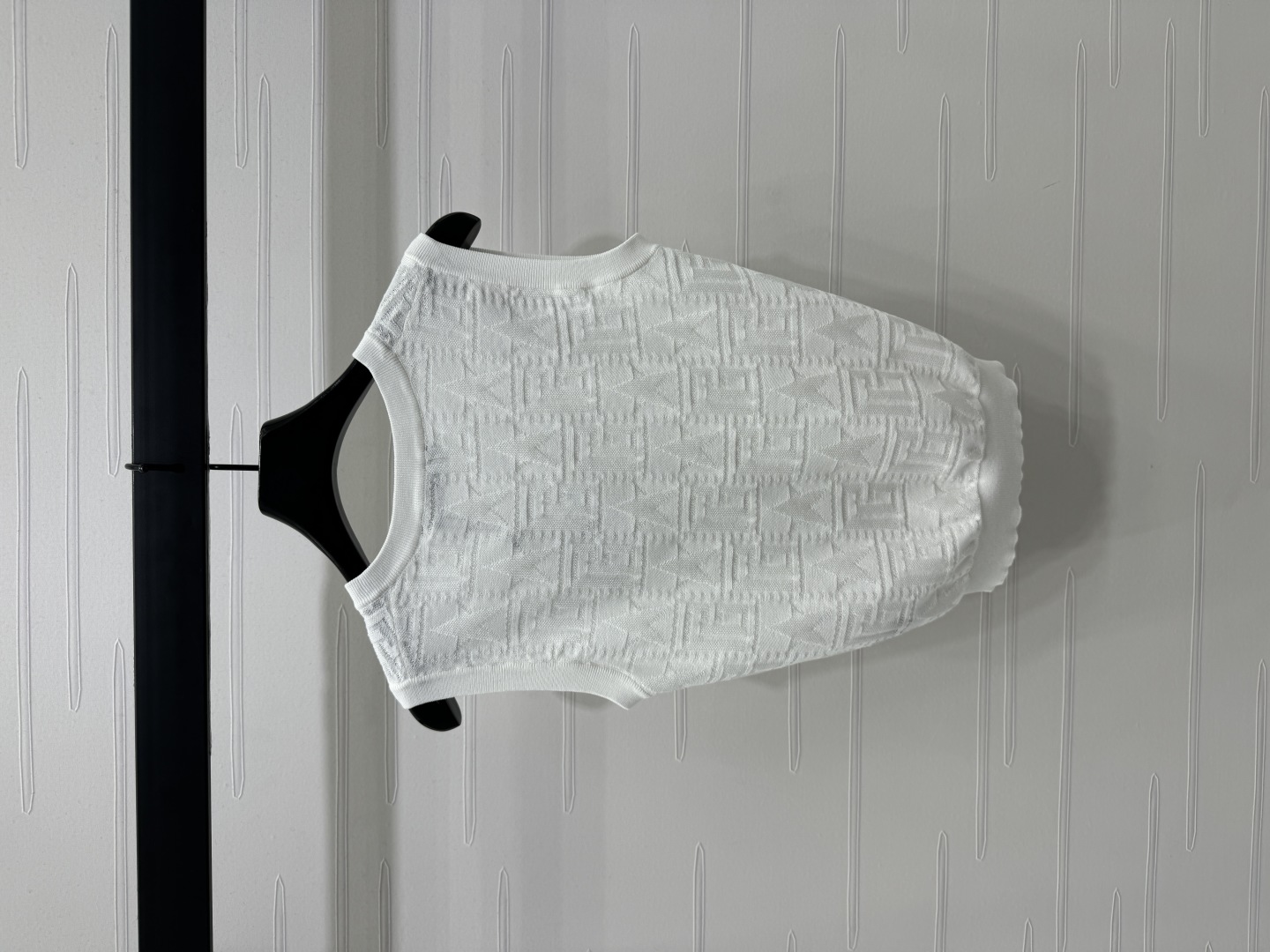 High Quality Women’s Clothes Featuring Ice-Coated Fabric and V-String Vest Twirling - 图片 7