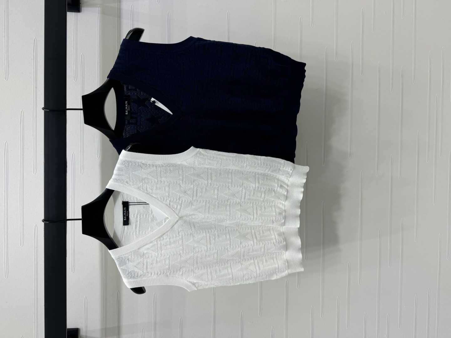 High Quality Women’s Clothes Featuring Ice-Coated Fabric and V-String Vest Twirling