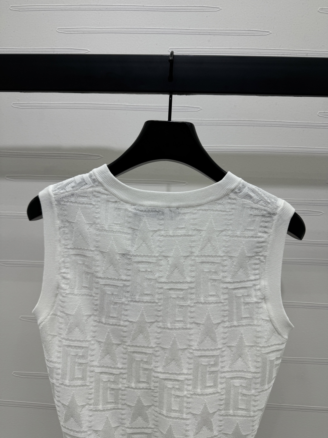 High Quality Women’s Clothes Featuring Ice-Coated Fabric and V-String Vest Twirling - 图片 6