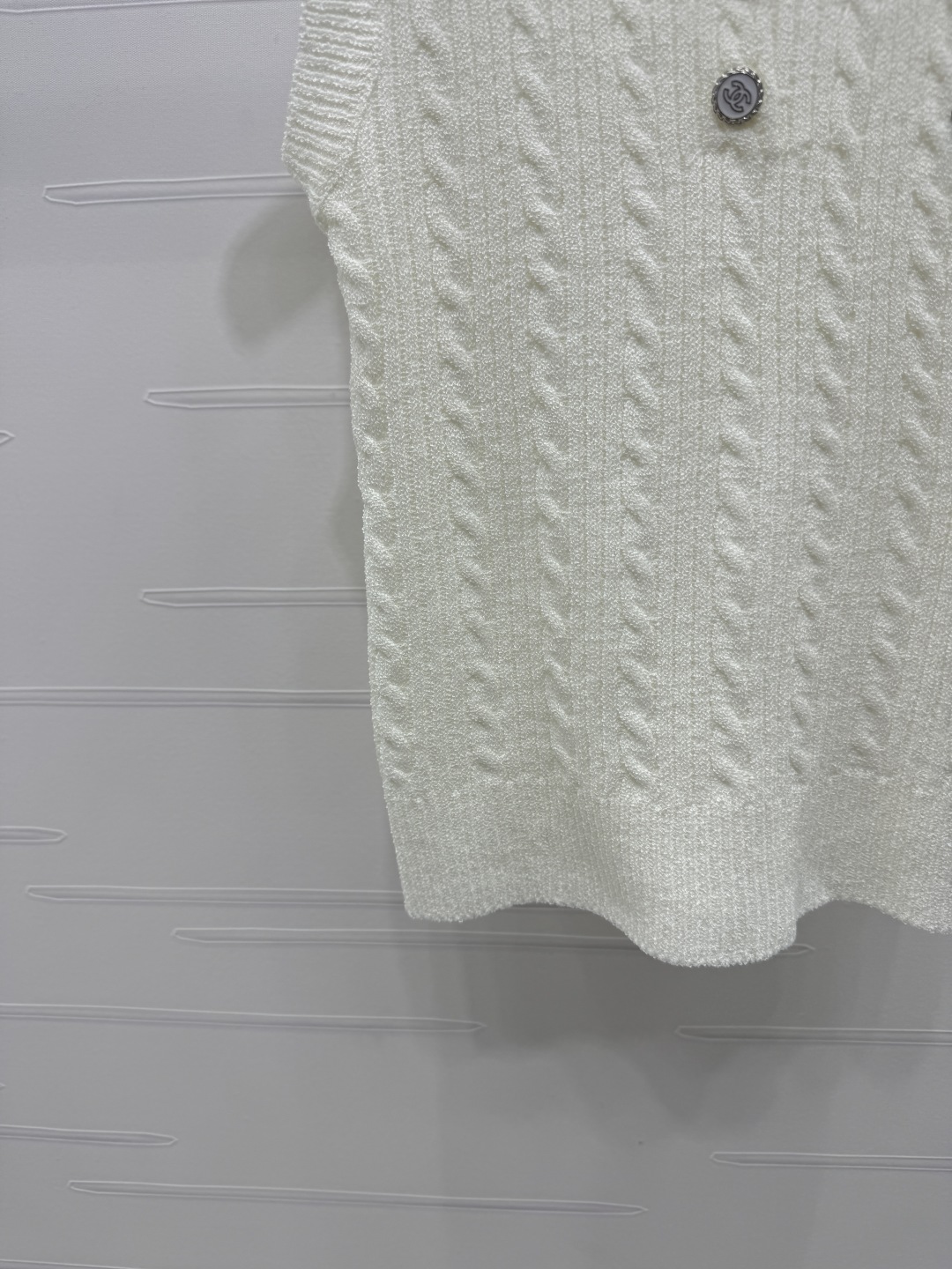 Chanel 2025 Spring/Summer Knitted Vest with Pearl Embellishments 6 cmp i1745948823678 6077 0 4