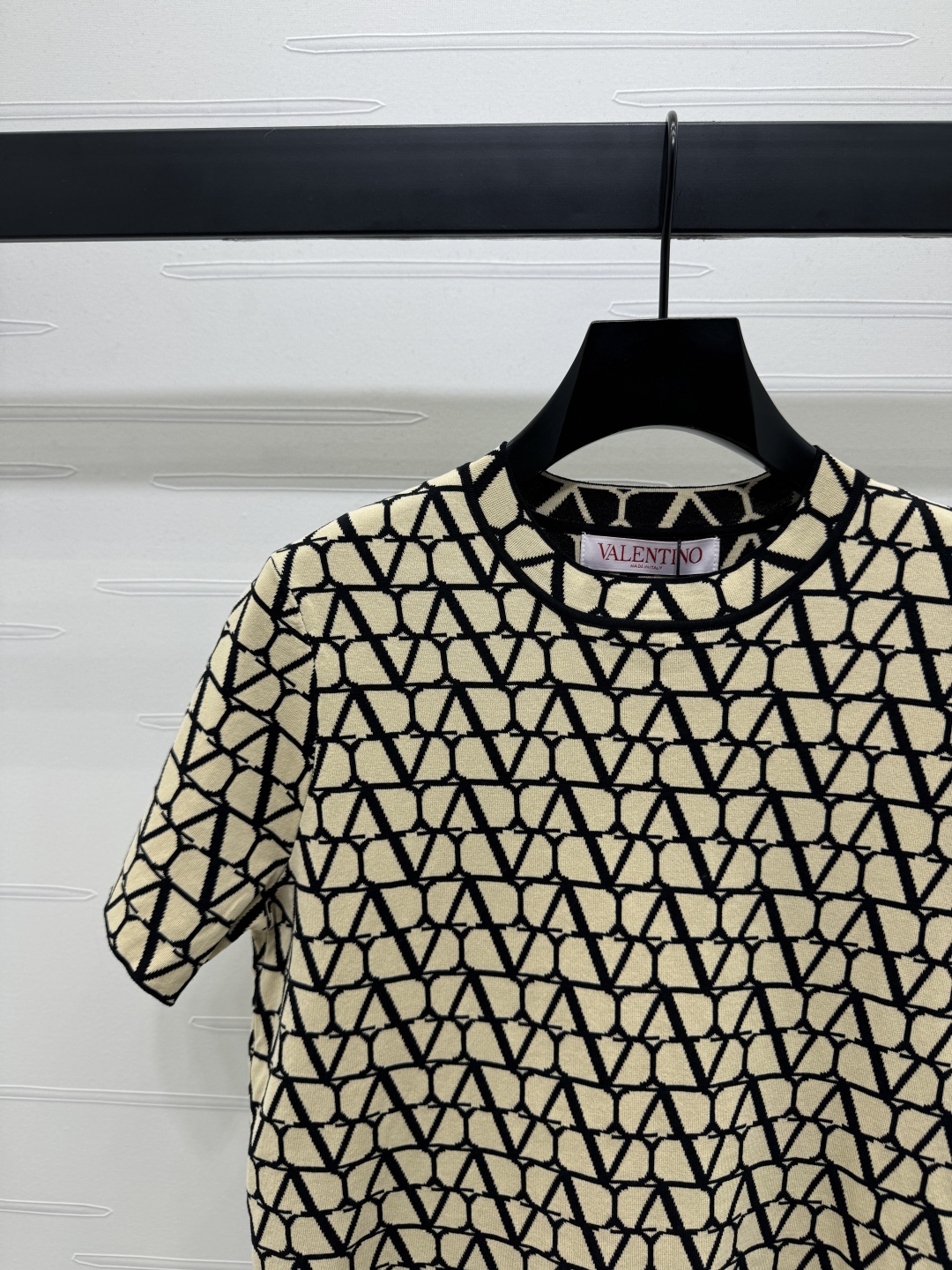VALENTINO Women's V-Motif Jacquard Knit Short Sleeve Top - Elegant & Comfortable 5 cmp i1746029338917 1339 0 3