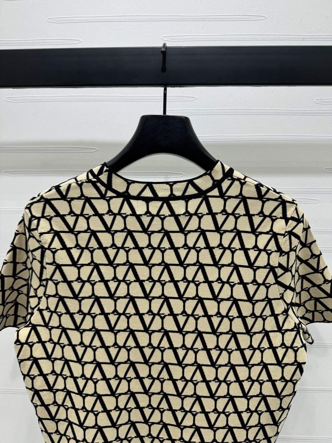 VALENTINO Women's V-Motif Jacquard Knit Short Sleeve Top - Elegant & Comfortable 8 cmp i1746029340536 39 0 6