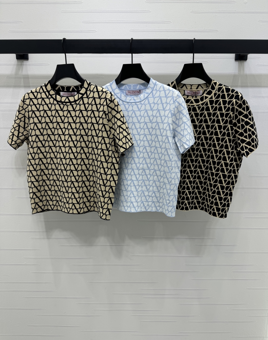 VALENTINO Women's V-Motif Jacquard Knit Short Sleeve Top - Elegant & Comfortable 2 cmp i1746029343694 1151 0 0