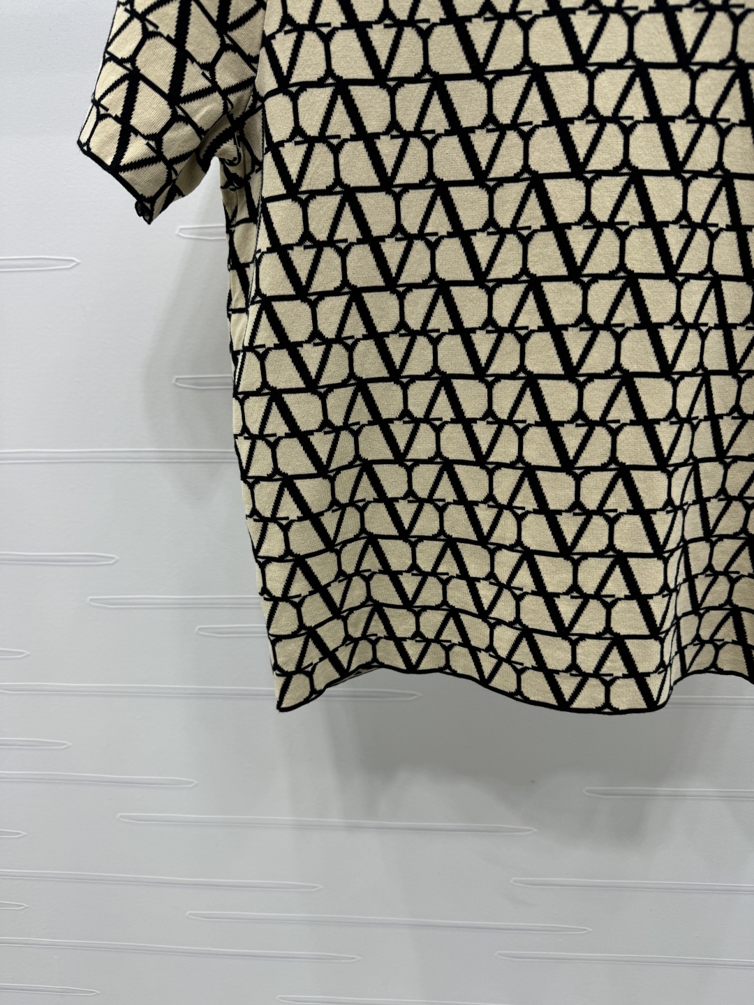 VALENTINO Women's V-Motif Jacquard Knit Short Sleeve Top - Elegant & Comfortable 6 cmp i1746029343731 3161 0 4
