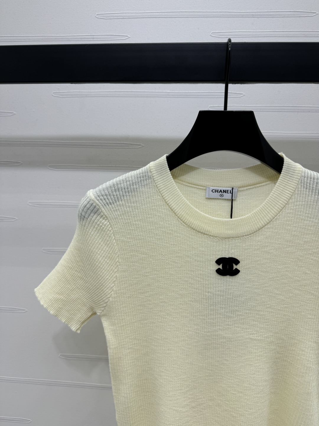 Chanel 2025 Spring/Summer Collection: Double C Logo Knit Short Sleeve Top 5 cmp i1746029409783 1904 0 3