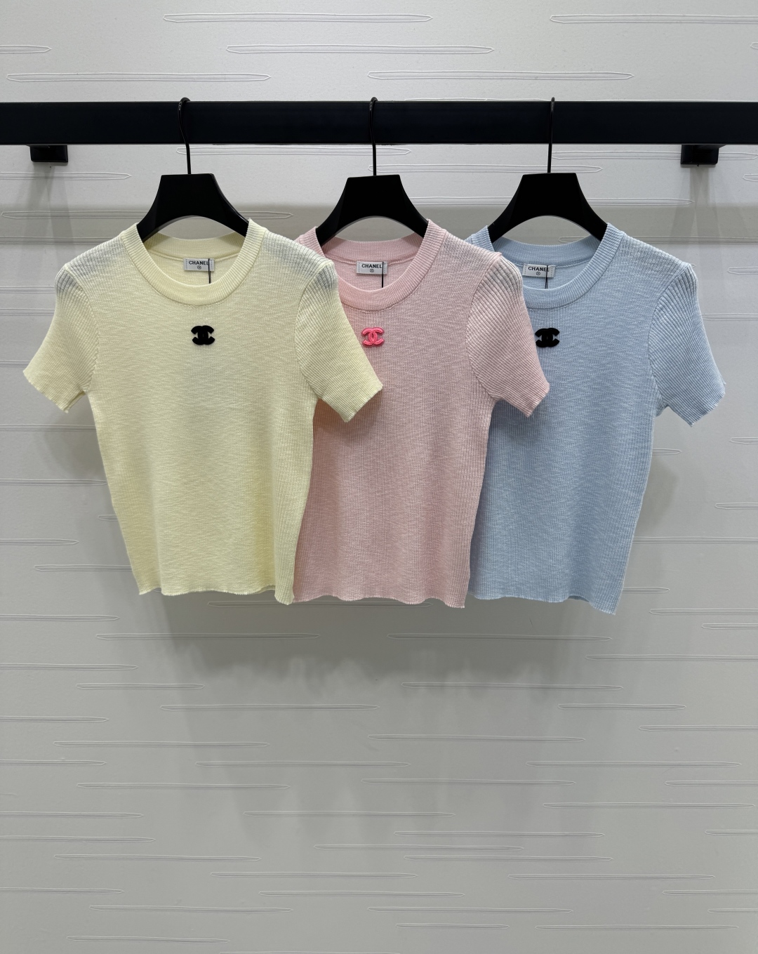 Chanel 2025 Spring/Summer Collection: Double C Logo Knit Short Sleeve Top 2 cmp i1746029411477 54 0 0