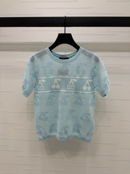Gucci 2025 Spring Cherry Jacquard Knit Short Sleeve Top in Blue 1 Gucci 2025 Spring Cherry Jacquard Knit Short Sleeve Top in Blue