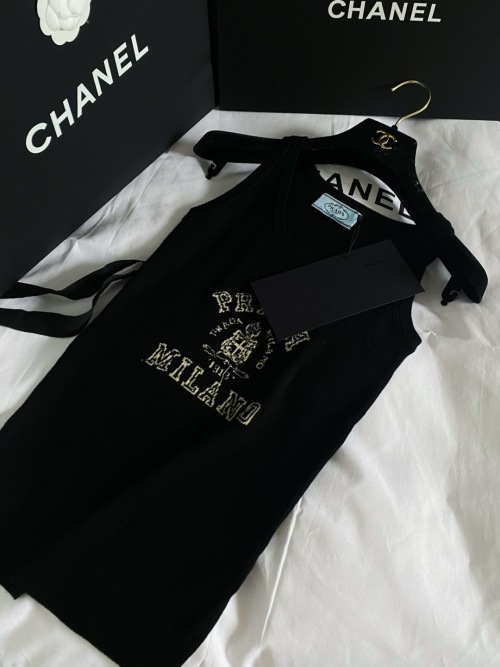 Prada 2025 Spring/Summer Logo Tank Top, Slim Fit Knitted Vest Top 1 Prada 2025 Spring/Summer Logo Tank Top, Slim Fit Knitted Vest Top