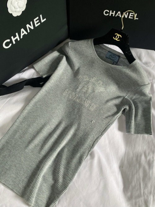 Prada 2025 Spring/Summer Ribbed Knit Slim-Fit Short Sleeve Top 1 Prada 2025 Spring/Summer Ribbed Knit Slim-Fit Short Sleeve Top