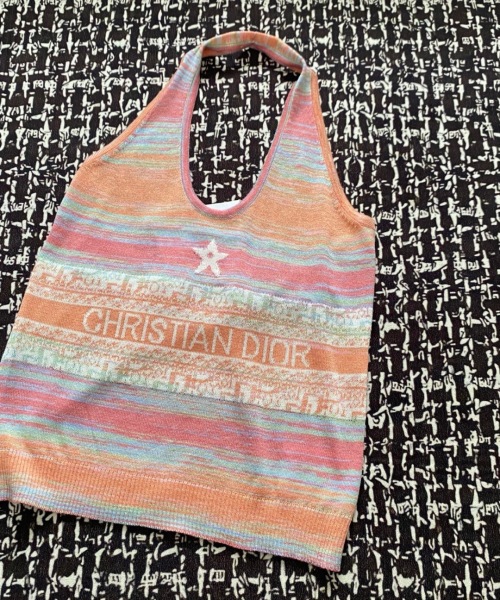 Dior 2025 Spring/Summer Halter Top with Gradient Logo - Slim Fit Fashion 1 Dior 2025 Spring/Summer Halter Top with Gradient Logo - Slim Fit Fashion
