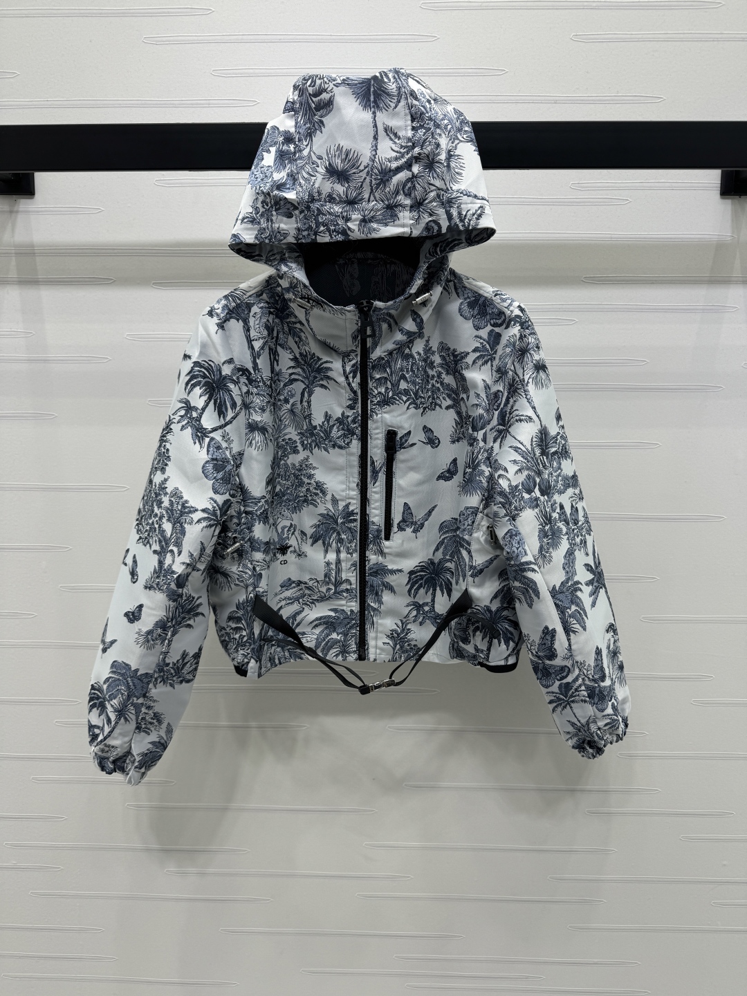 High-End Women’s Suit: Butterfly Coconuts, Customized Materials, Stylish Design