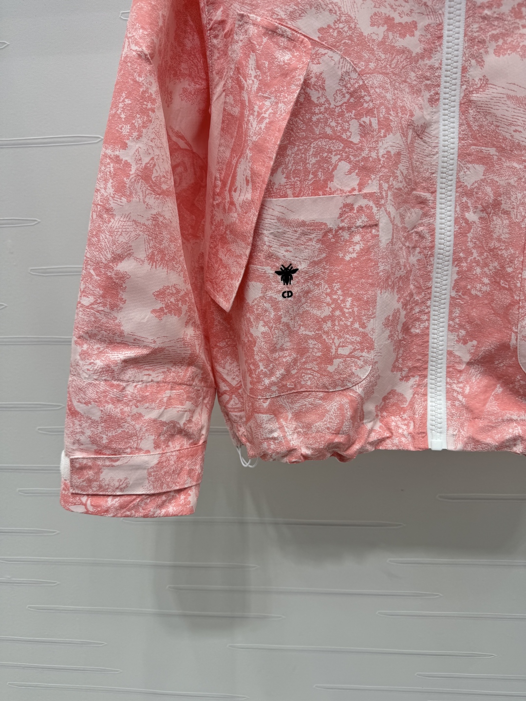 High-End Female Suit with Jungle Stamped Hat and Customized Design - 图片 5