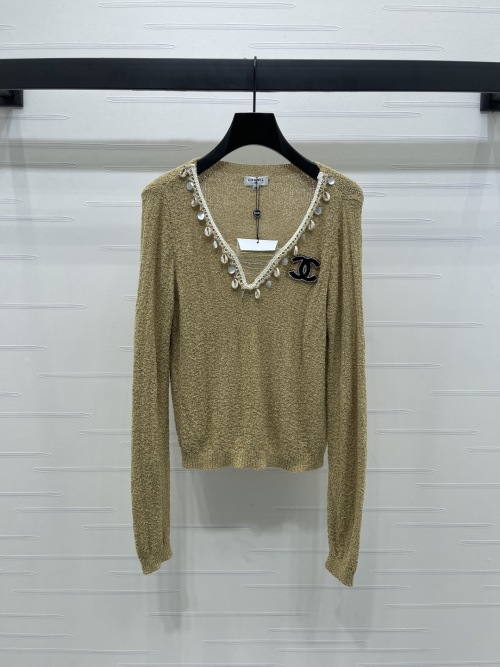 Chanel 2025 Spring/Summer V-Neck Long Sleeve Knit Top with Shell Detail 1 Chanel 2025 Spring/Summer V-Neck Long Sleeve Knit Top with Shell Detail