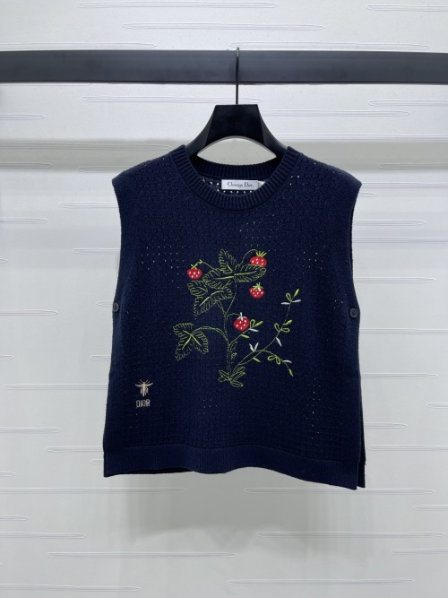 Dior Women's 2025 Pre-Fall Collection Strawberry Knit Vest 1 Dior Women's 2025 Pre-Fall Collection Strawberry Knit Vest