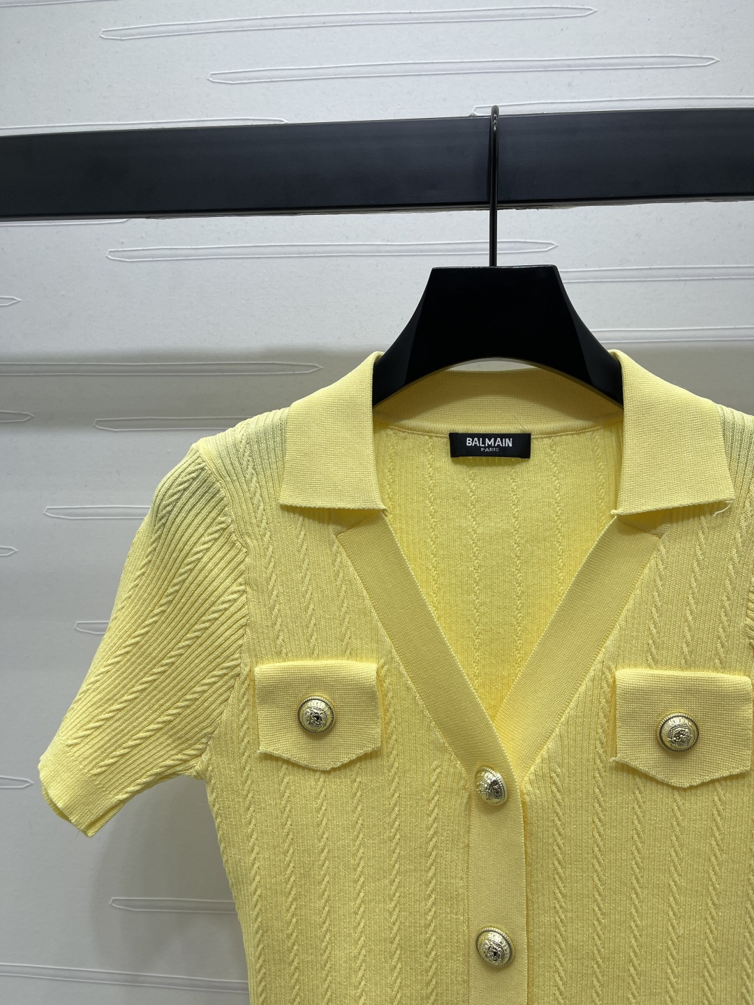 “Gold Button V-Neck Short Sleeve Knit Suit for Women | 2025 Autumn Collection” - 图片 3