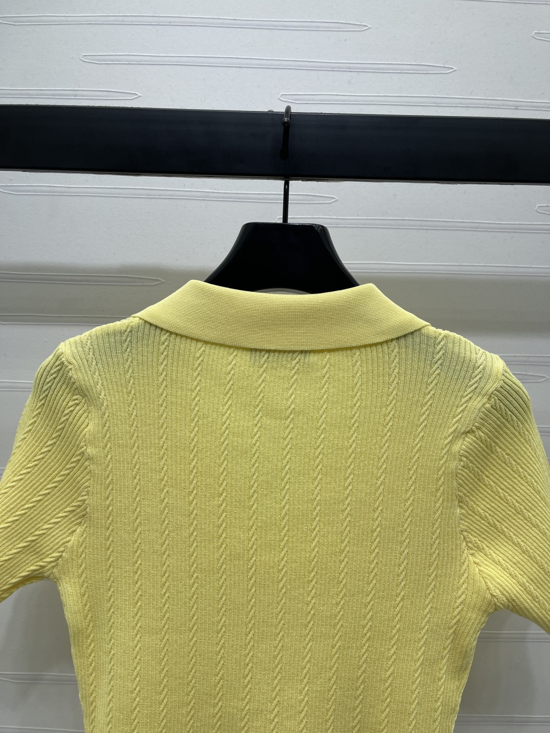 “Gold Button V-Neck Short Sleeve Knit Suit for Women | 2025 Autumn Collection” - 图片 6