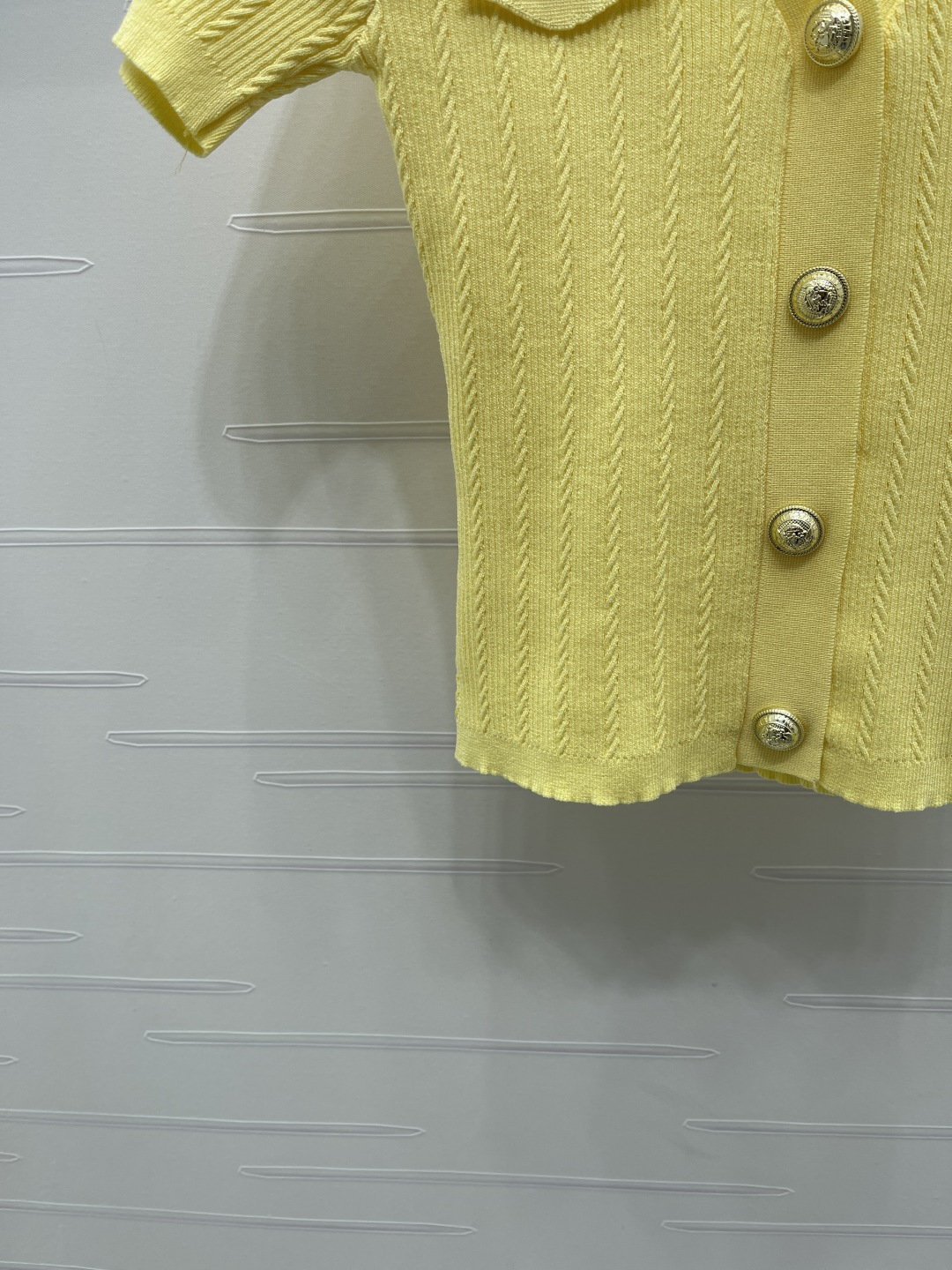 “Gold Button V-Neck Short Sleeve Knit Suit for Women | 2025 Autumn Collection” - 图片 5