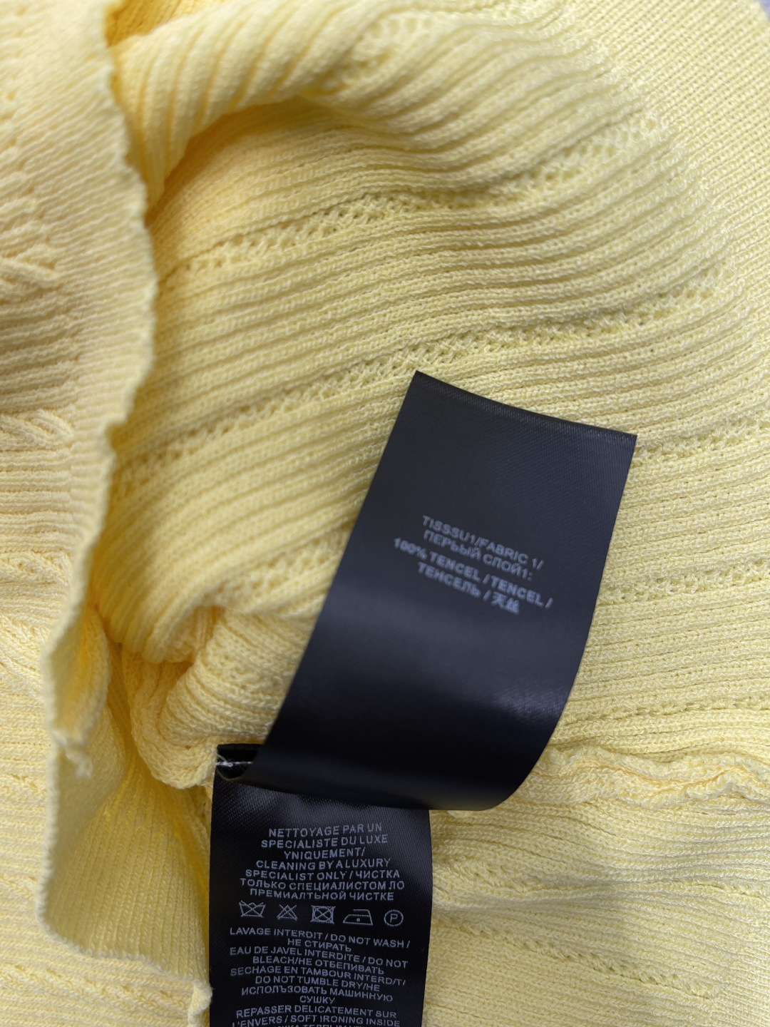 “Gold Button V-Neck Short Sleeve Knit Suit for Women | 2025 Autumn Collection” - 图片 8