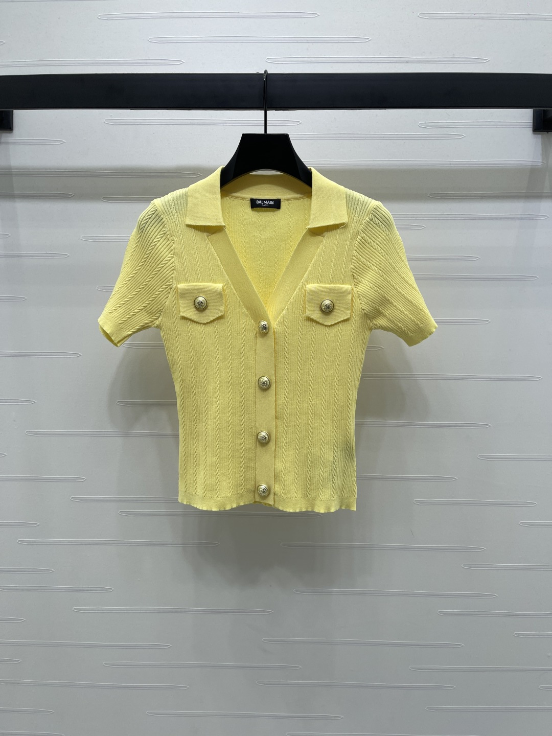 “Gold Button V-Neck Short Sleeve Knit Suit for Women | 2025 Autumn Collection” - 图片 1
