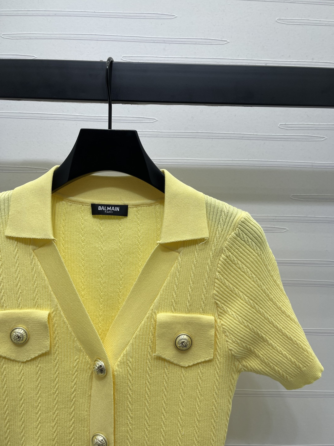 “Gold Button V-Neck Short Sleeve Knit Suit for Women | 2025 Autumn Collection” - 图片 2